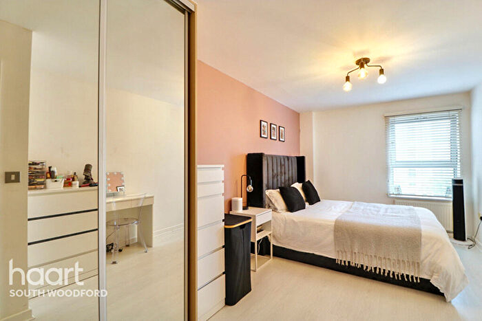 1 Bedroom Apartment For Sale In Imperial Heights, South Woodford, E18