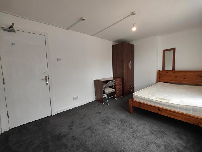 3 Bedroom Flat To Rent In Hagley Court, B16