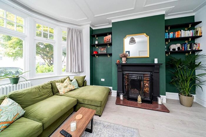 1 Bedroom Flat To Rent In Lodge Drive, London, N13