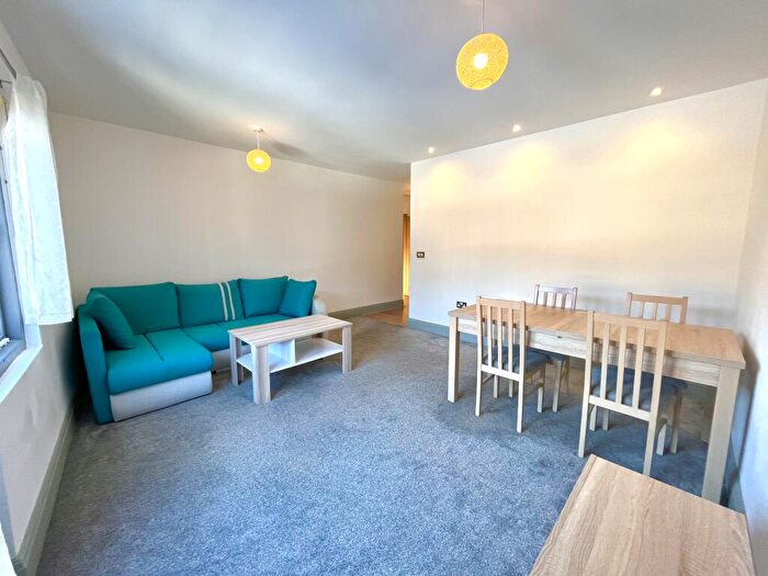 2 Bedroom Apartment To Rent In North Street, Leeds, West Yorkshire, LS2