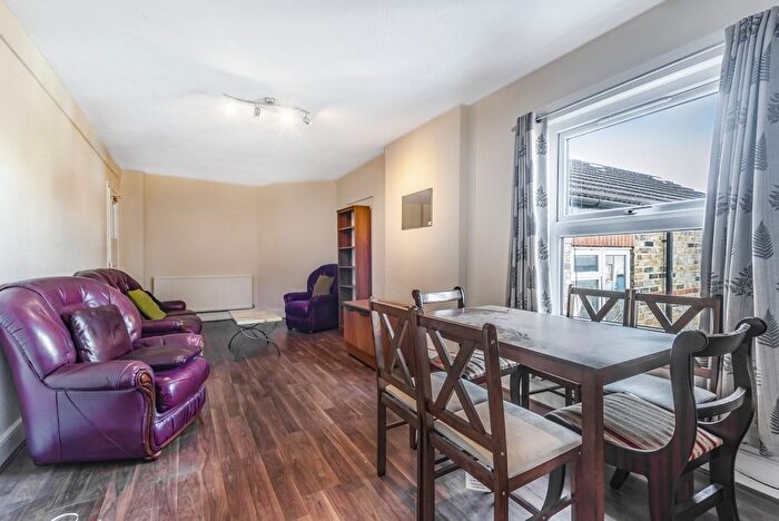 3 Bedroom Flat To Rent In Heath Road, Battersea, London, SW8