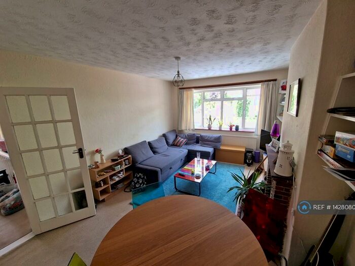 2 Bedroom Flat To Rent In Cedar Court, Guildford, GU2