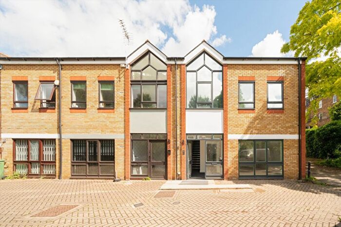 2 Bedroom Flat To Rent In Torriano Mews, London, NW5