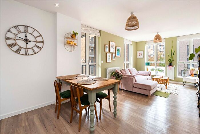 2 Bedroom Flat To Rent In Shackle Court, Gresham Place, Bow, London, E3