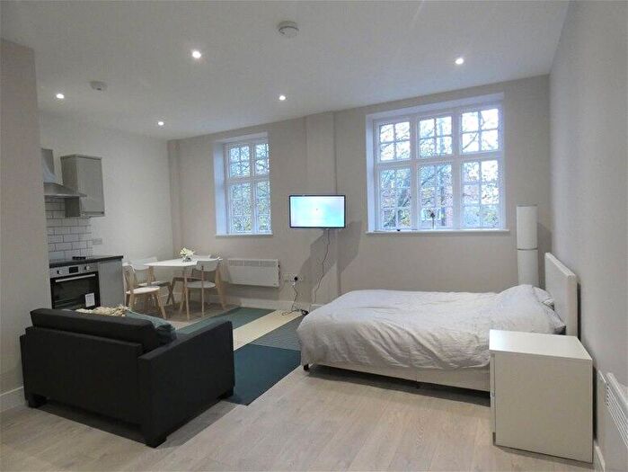 Studio To Rent In Oakleigh Gardens, Whetstone, N20