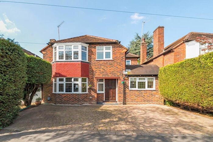 3 Bedroom Detached House For Sale In Rosehill Avenue, Horsell, GU21