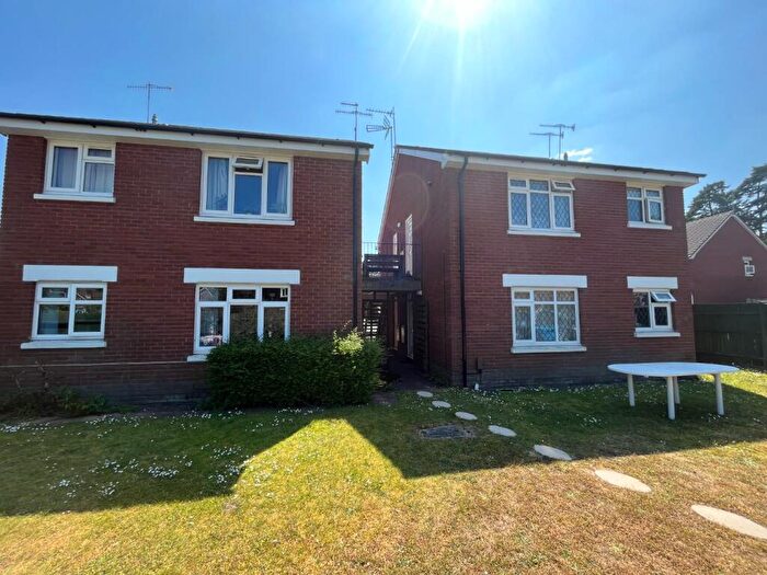 Flat To Rent In Goldfinch Road, Poole, BH17