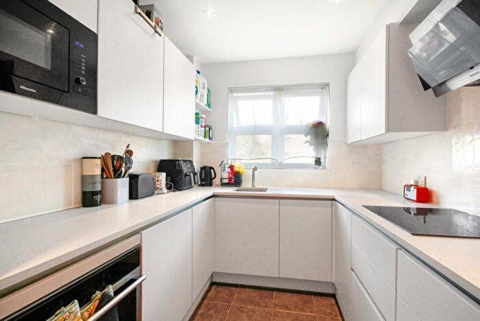2 Bedroom Apartment For Sale In Ogden Park, Bracknell, RG12