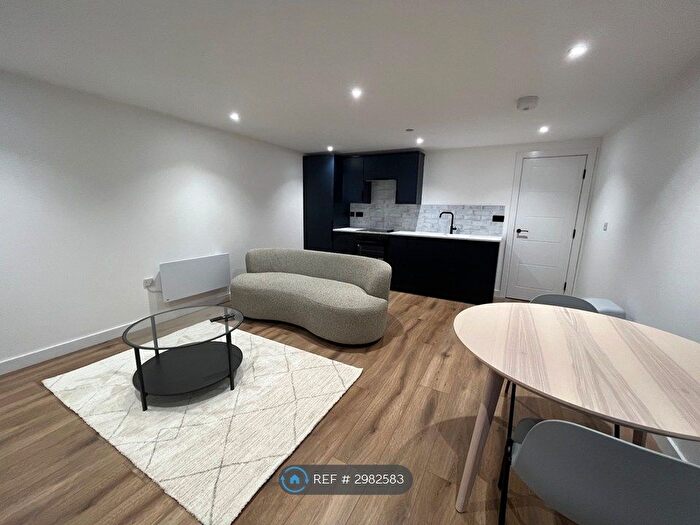 2 Bedroom Flat To Rent In Penarth Road, Cardiff, CF11