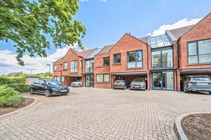 3 Bedroom Flat For Sale In Old Lodge Lane, Purley, CR8