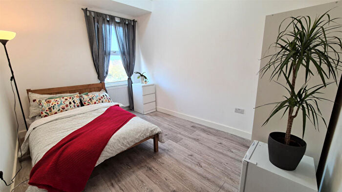 Studio To Rent In Kilburn High Road, London, NW6