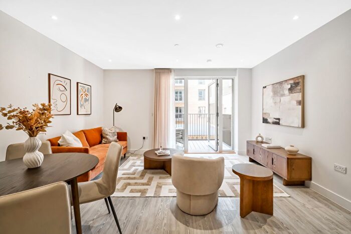 2 Bedroom Flat For Sale In Clovelly Road, Hounslow, TW3