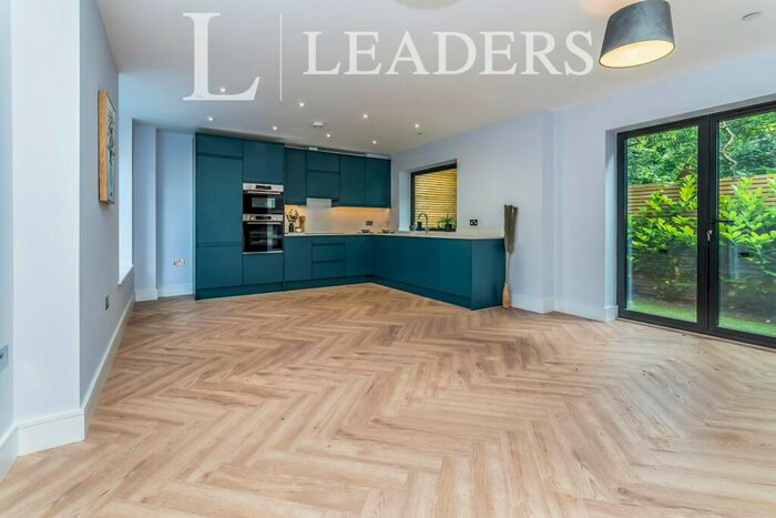 3 Bedroom Town House To Rent In Burlington Road, CR7