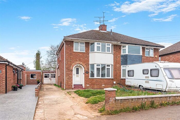 3 Bedroom Semi-Detached House For Sale In Neithrop Avenue, Banbury, OX16