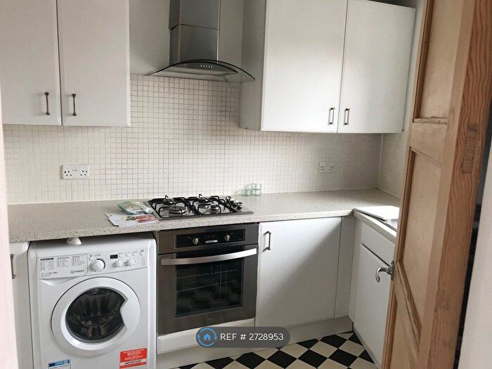 2 Bedroom Flat To Rent In Brockwell Court, London, SW2