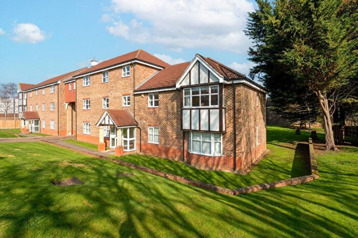 2 Bedroom Flat For Sale In Sandpiper Road, Cheam, Sutton, SM1