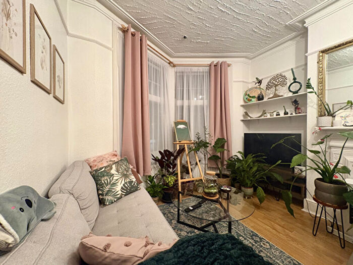 1 Bedroom Flat To Rent In Boscombe Avenue, London, E10