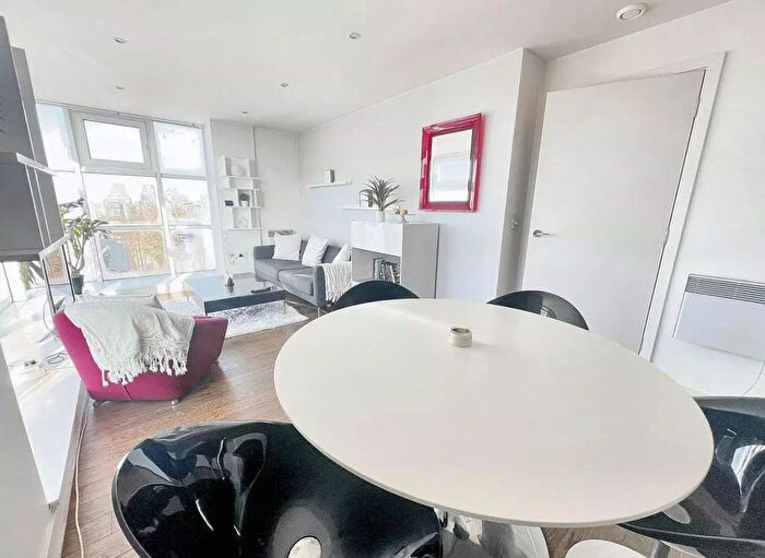 2 Bedroom Flat To Rent In Phoenix Way, London, SW18