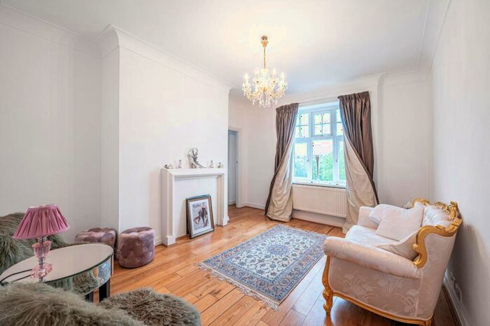 2 Bedroom Flat To Rent In Belsize Grove, Belsize Park, London, NW3