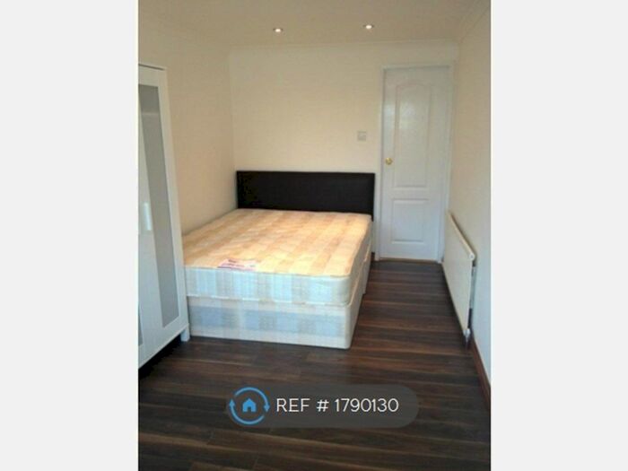 Studio To Rent In Lambs Lane South, Rainham, RM13