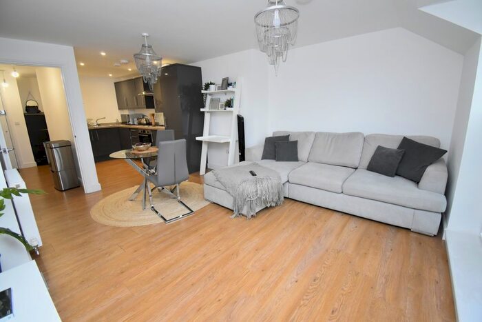 2 Bedroom Flat To Rent In Queen Anne Road, Maidstone ME14