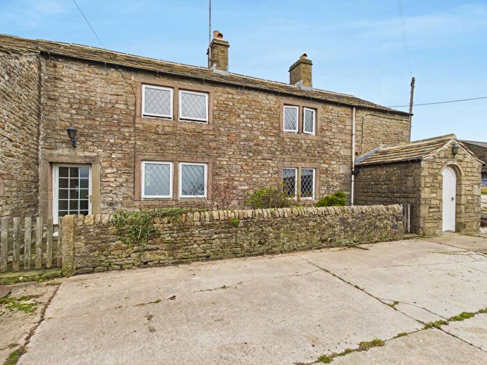 3 Bedroom Farm House To Rent In Tom Lane, Cowling, BD22