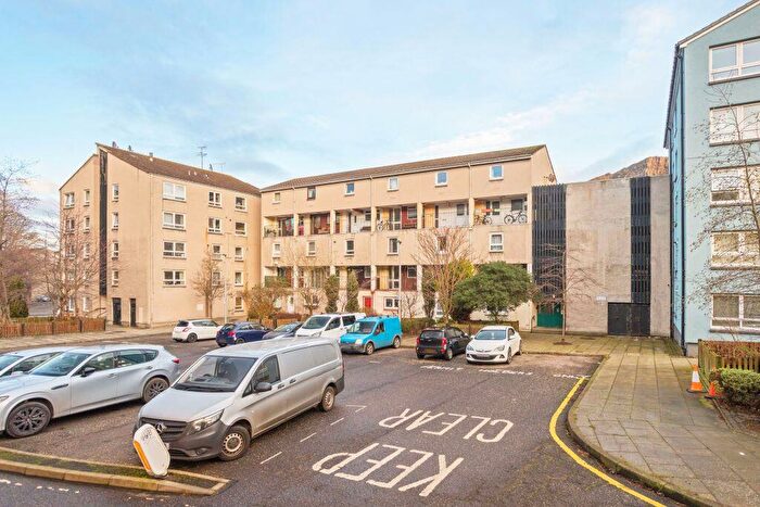 2 Bedroom Maisonette For Sale In / Viewcraig Gardens, Old Town, Edinburgh, EH8