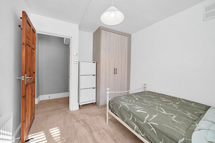 2 Bedroom Flat For Sale In Gleneagle Road, London, SW16