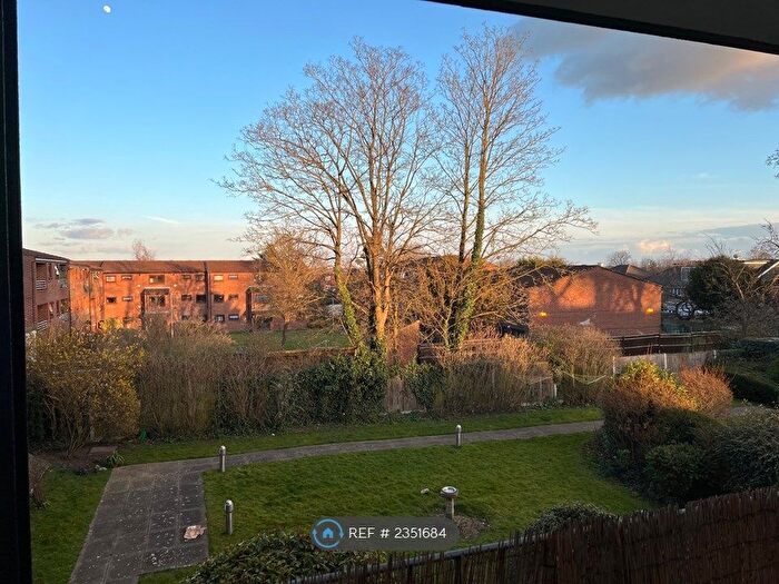 1 Bedroom Flat To Rent In Lyndhurst Court, London, E18