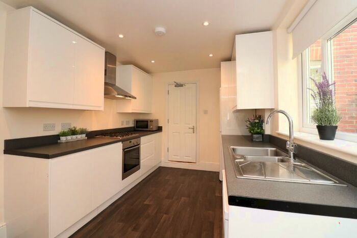 4 Bedroom House To Rent In Milton Road, SO15