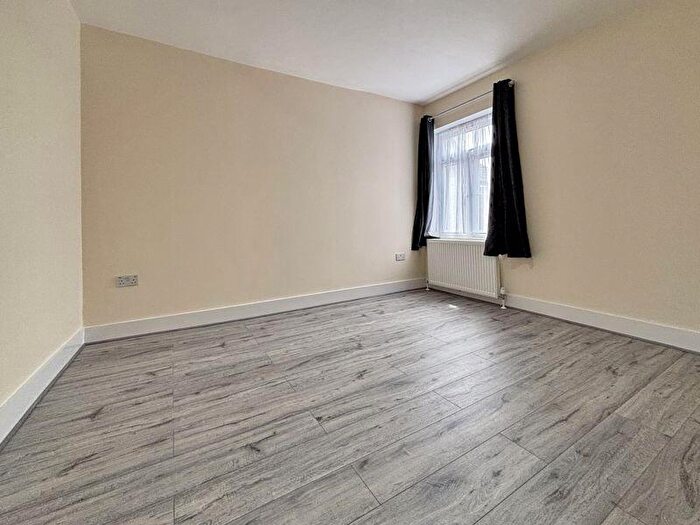 2 Bedroom Flat To Rent In Montem Lane, Slough, SL1