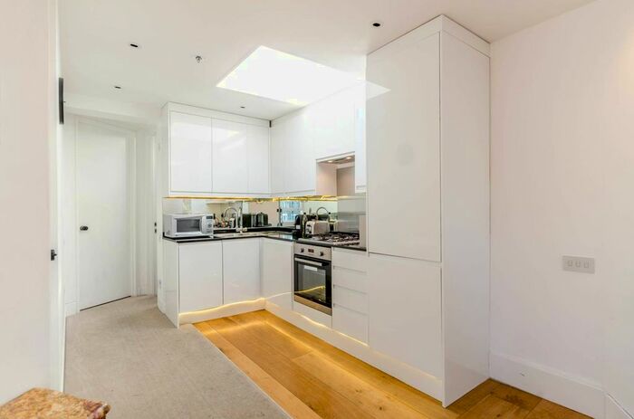 2 Bedroom Flat To Rent In Lillie Road, Munster Village, London, SW6