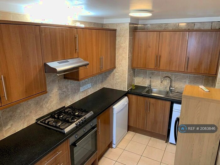 2 Bedroom Flat To Rent In Hatfield Close, Ilford, IG6