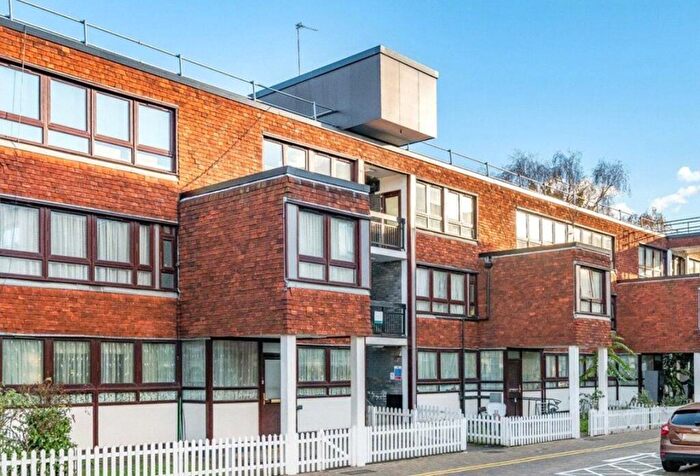 Flat To Rent In Carlton Grove, London, SE15