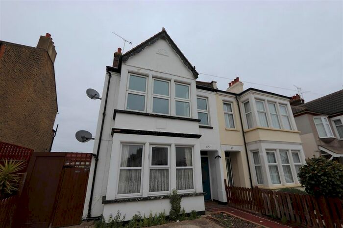 2 Bedroom Flat To Rent In Ambleside Drive, Southend-On-Sea, SS1