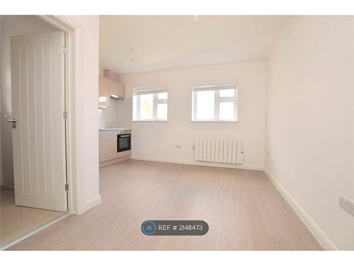 Studio To Rent In Back Lane, Romford, RM6