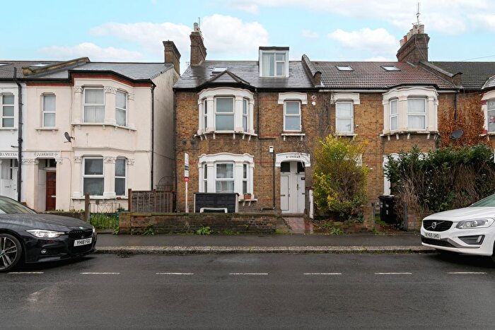 4 Bedroom Maisonette For Sale In Montague Road, London, TW3