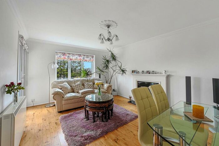 1 Bedroom Flat For Sale In Goldings Road, Loughton, IG10