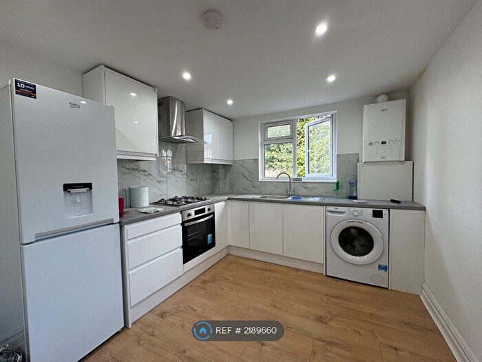 3 Bedroom Flat To Rent In Poplar Road, London, SE24