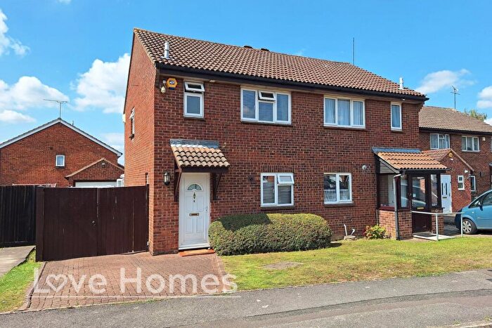 3 Bedroom Semi-Detached House For Sale In Glenfield Road, Luton, LU3