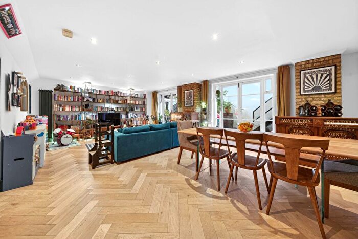 3 Bedroom Maisonette For Sale In Alkham Road, London, N16