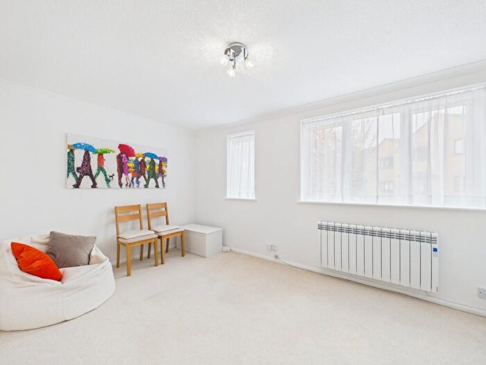 1 Bedroom Apartment For Sale In Knaves Hollow, Wooburn Moor, High Wycombe, Buckinghamshire, HP10