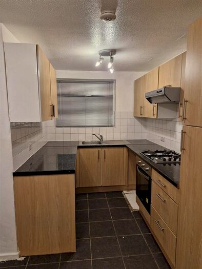 3 Bedroom Flat To Rent In High Road, London, N11