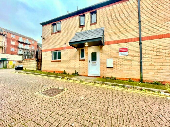 2 Bedroom Maisonette To Rent In Stanshawe Road, Reading, Berkshire, RG1