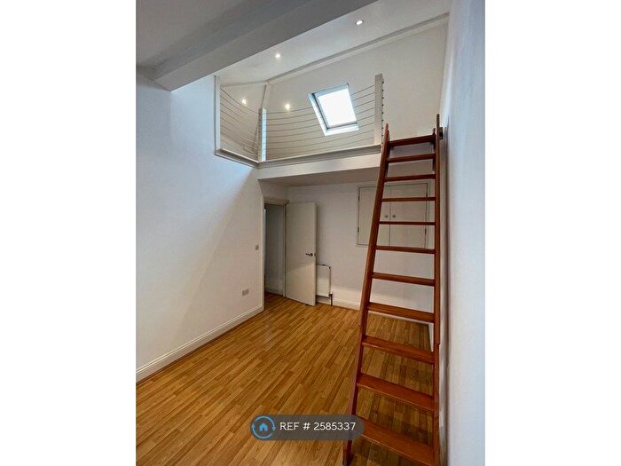 2 Bedroom Flat To Rent In Railway Side, Barnes, SW13