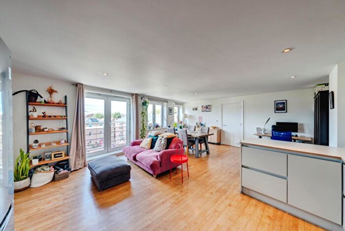 2 Bedroom Flat For Sale In Hereford Road, London, E3