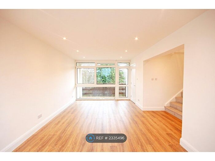 3 Bedroom Flat To Rent In St. Vincent Road, Walton-On-Thames, KT12