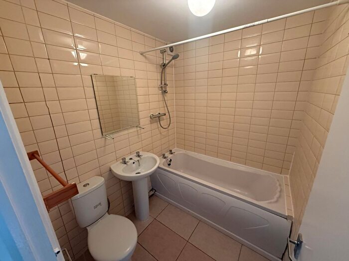 1 Bedroom Flat To Rent In Poplar Grove, London, N11
