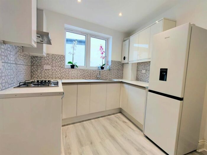 2 Bedroom Flat To Rent In East Finchley, London, N2
