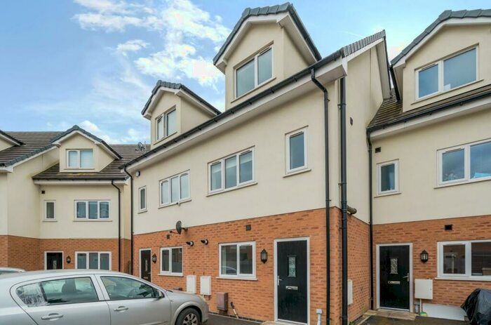 4 Bedroom Town House To Rent In Moorcroft Gardens, Bolton, BL2